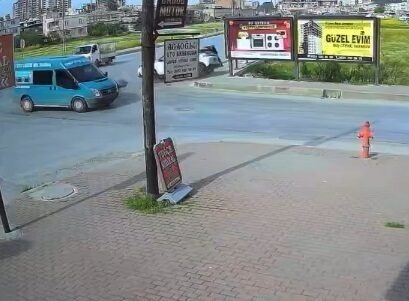 Okan ÇALIŞKAN/TARSUS (Mersin), – MERSİN’in Tarsus ilçesinde, minibüsle çarpışıp savrulan