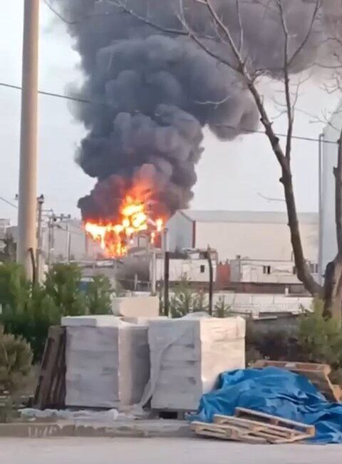 Erol POLAT/GEBZE,(Kocaeli), – KOCAELİ’nin Gebze ilçesinde boya imalathanesinde çıkan yangın,
