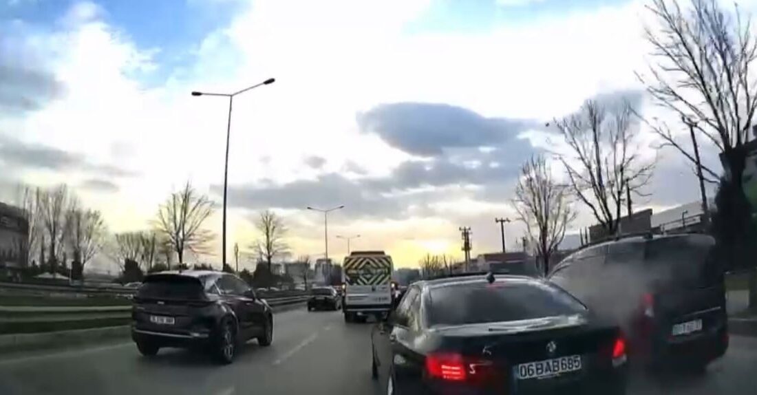 Muhammet Hüseyin SEZGİN/BURSA, – BURSA’da, sürücüsünün makas atarak ilerlediği otomobil,