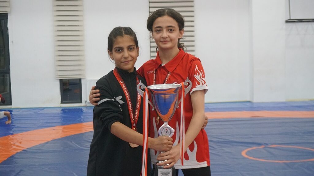 Akif ÖZALP/SİİRT, – SİİRT’te, milli güreşçi Evin Demirhan’la yaptıkları antrenman