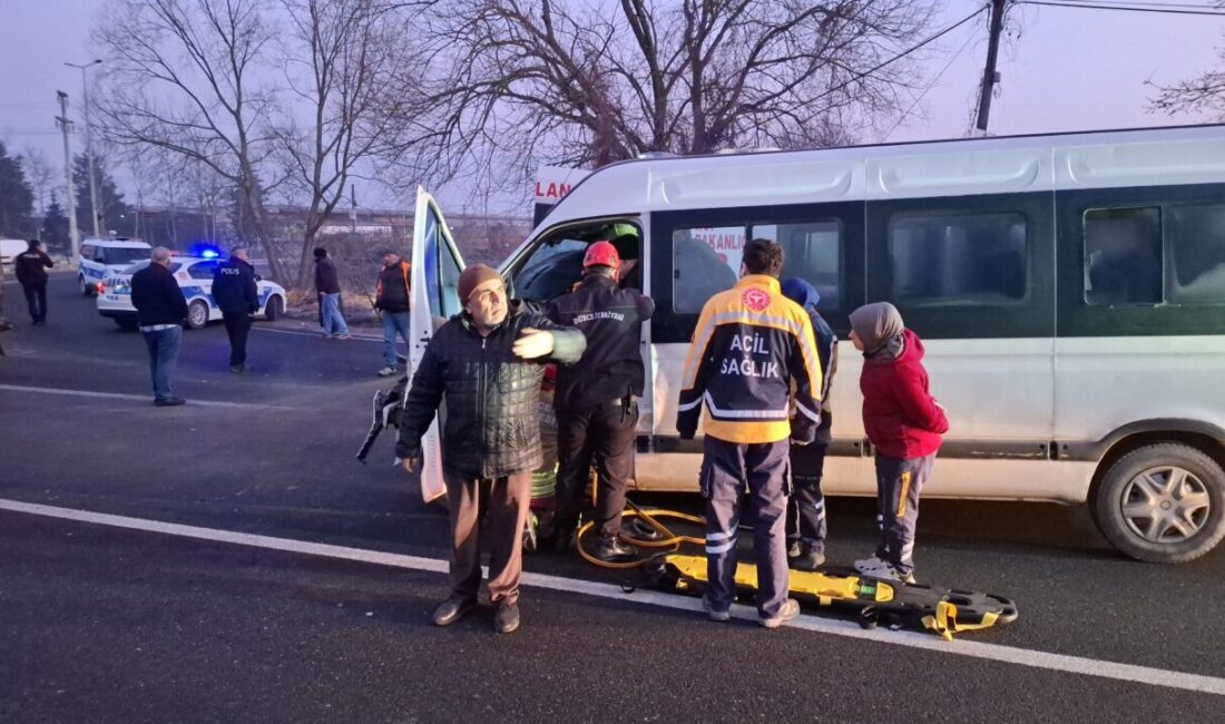 Tezcan SOLMAZ/DÜZCE, – DÜZCE’de kırmızı ışıkta bekleyen TIR’a arkadan çarpan