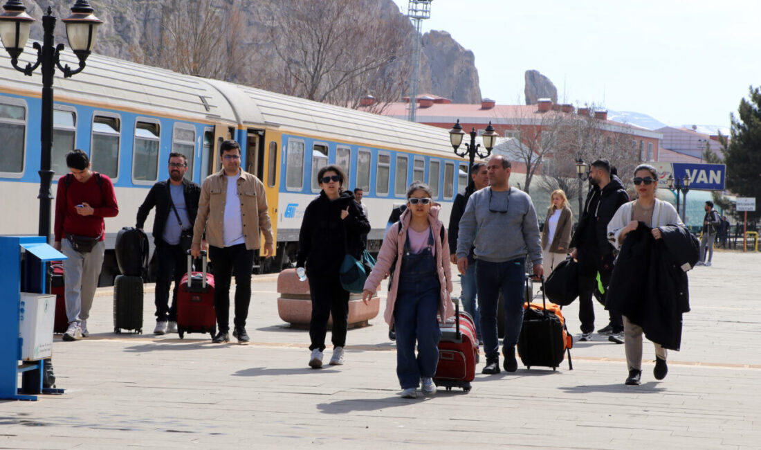 Behçet DALMAZ-Orhan AŞAN/VAN, – İRANLI turistler, 14 günlük nevruz tatillerini