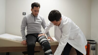 İSTANBUL, – DİZİNDE şişlik ve ağrıların yanı sıra kilitlenme ile