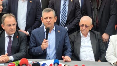 KENT MEYDANINDA İMZA KAMPANYASINA KATILDI CHP Genel Başkanı Özgür Özel,
