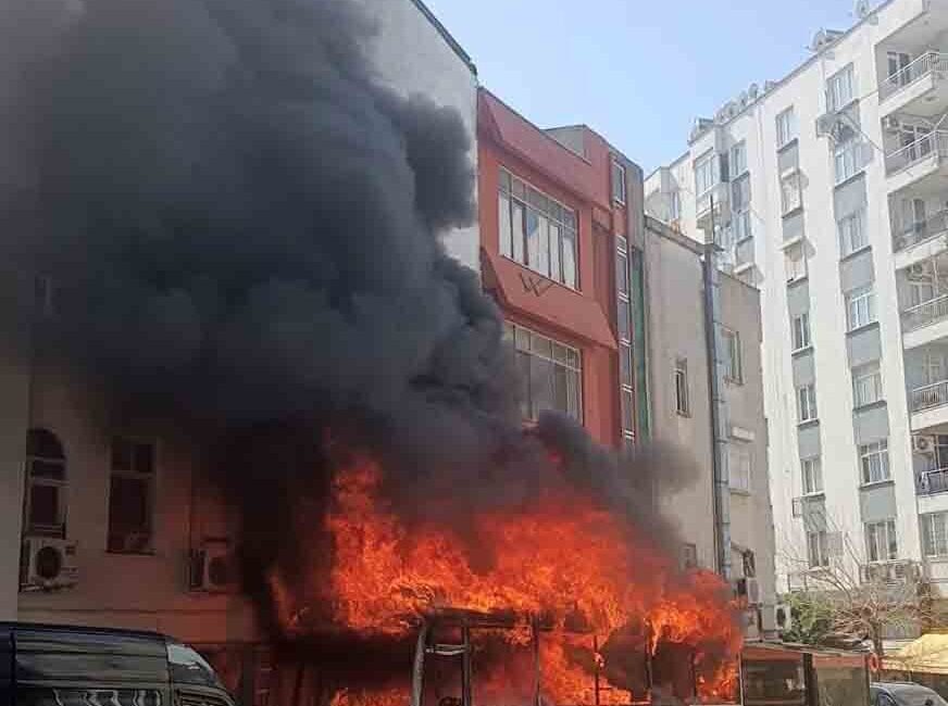 Adem AKALAN/ANTALYA, – ANTALYA’da park halindeki otobüs, çıkan yangında kullanılamaz