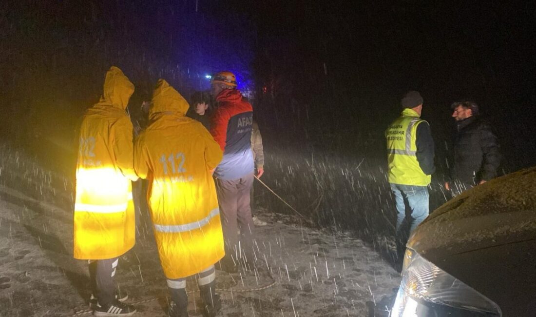 İsa ÇİÇEK/GEYVE (Sakarya), – SAKARYA’nın Geyve ilçesinde yağış nedeniyle kayganlaşan