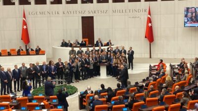 Aliekber METE/ANKARA, – TBMM Genel Kurulu’nda CHP milletvekilleri kürsüyü işgal