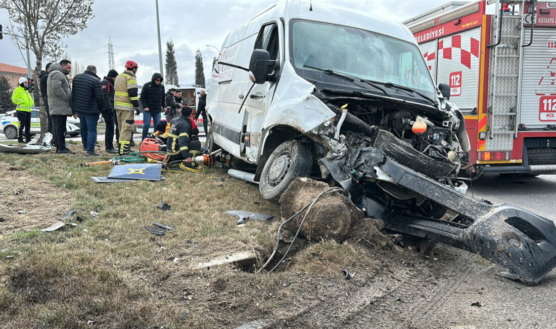 Oğuzhan KILIÇ/KÜTAHYA, – KÜTAHYA’da sürücüsünün kavşaktan dönüş yapmak istediği minibüse