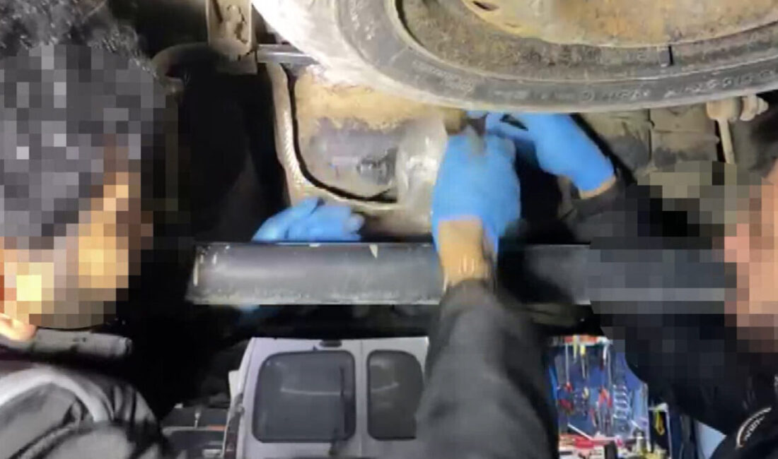 Oğuzhan KILIÇ/KÜTAHYA, – KÜTAHYA’da, arama yapılan araçta, yakıt tankının altındaki