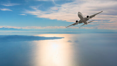 ENDONEZYA, – ENDONEZYA’dan Avustralya’ya giden yolcu uçağının, bir yolcunun kapıyı