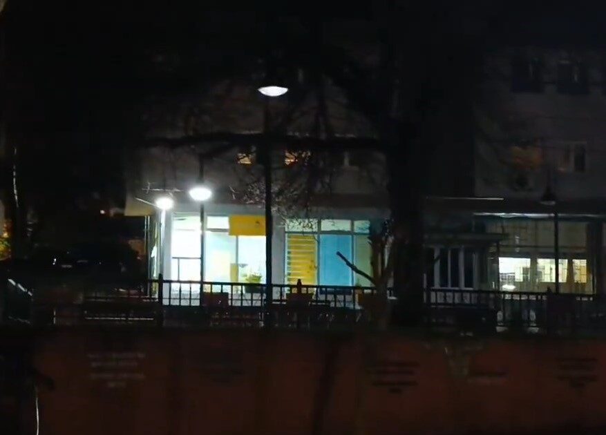 KOSOVA, – KOSOVA’nın kuzeyindeki Zveçan’da postaneye el bombası atıldığı bildirildi.