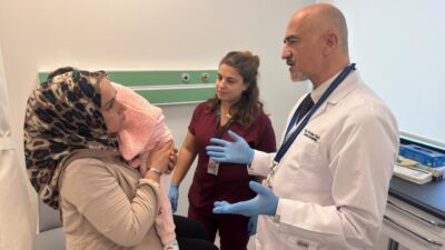 İzmir’in Kemalpaşa ilçesinde, evinde çıkan yangında vücudunun yarısı yanan ve