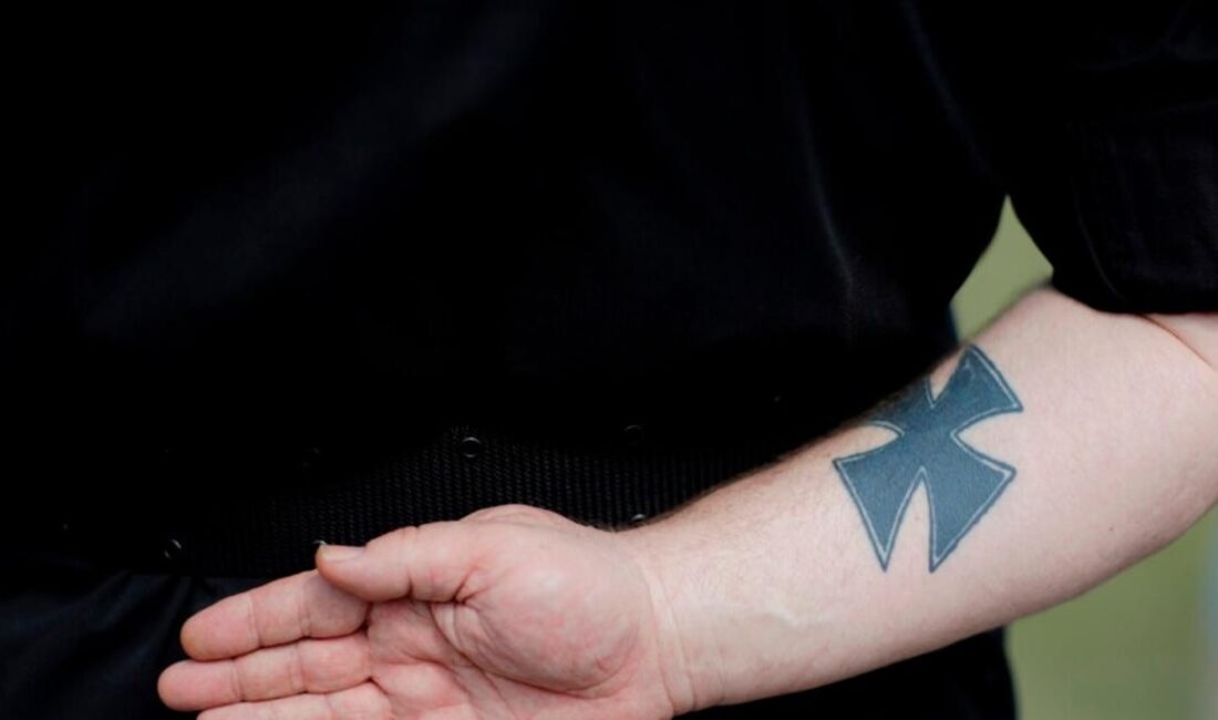 Almanya’da, haklarında 714 tutuklama emri bulunan 535 şiddet yanlısı neo-Nazi’nin