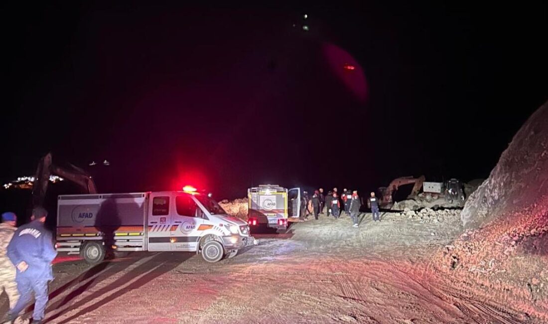 Sivas’ın Divriği ilçesinde demir madeni ocağında meydana gelen göçük altında
