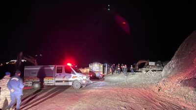 Sivas’ın Divriği ilçesinde demir madeni ocağında meydana gelen göçük altında