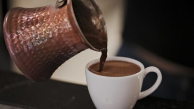 İstanbul Beyoğlu’nda iddiaya göre kafede içtiği Türk kahvesi nedeniyle fenalaşan