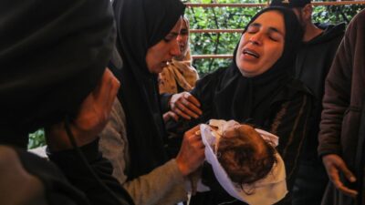 Gazze Şeridi’nin güneyindeki Han Yunus’ta İsrail saldırıları nedeniyle yerinden edilenlerin