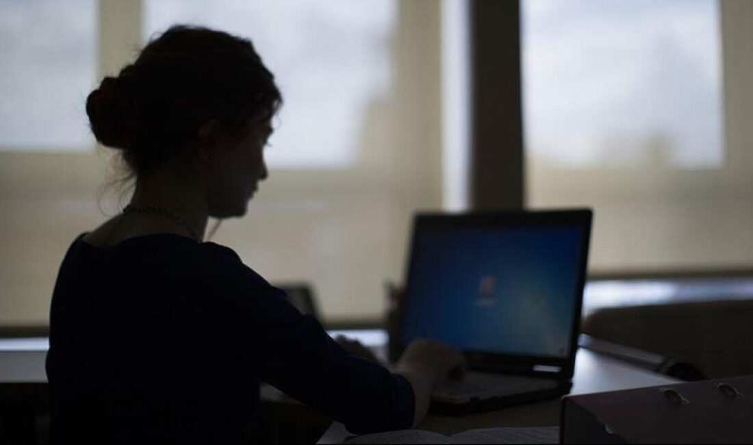 İspanya’da bir ofis çalışanı, işe sürekli olarak mesai saatinden çok