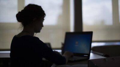 İspanya’da bir ofis çalışanı, işe sürekli olarak mesai saatinden çok