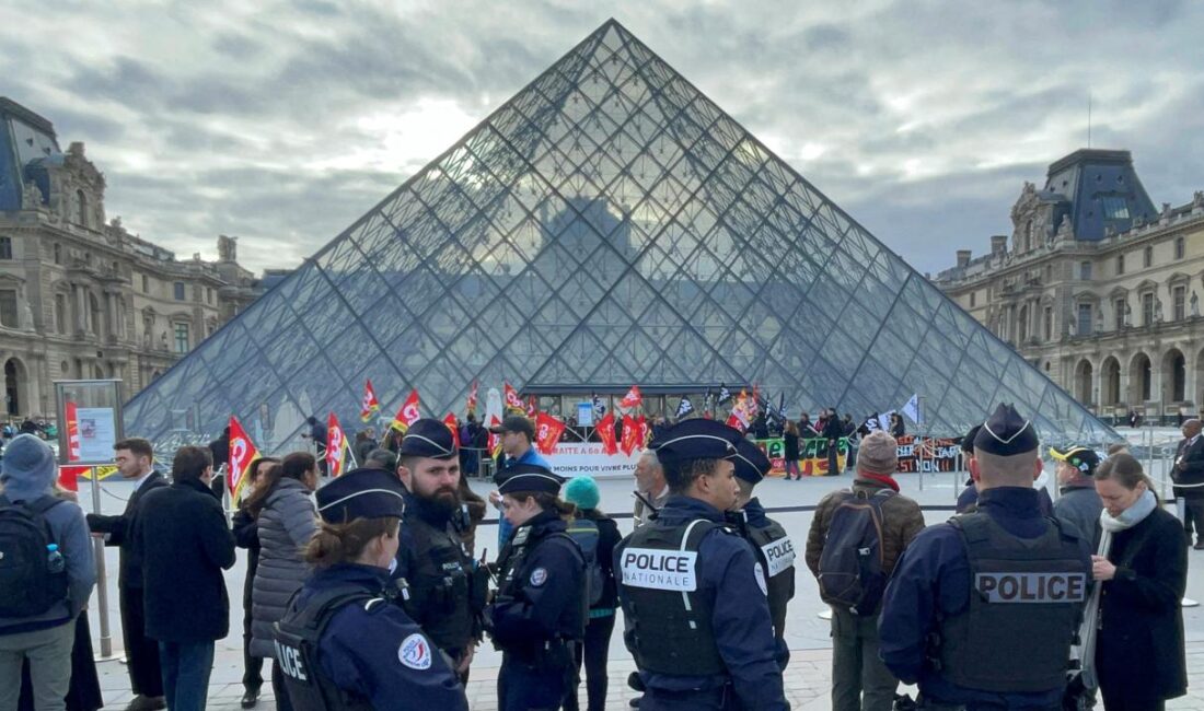 Paris’teki Louvre Müzesi’nde faaliyet gösteren sendikalar, acil yenileme çalışmaları ve