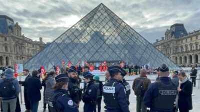 Paris’teki Louvre Müzesi’nde faaliyet gösteren sendikalar, acil yenileme çalışmaları ve