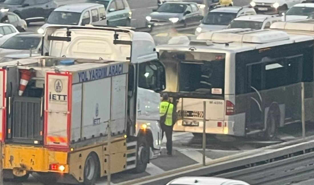 Küçükçekmece Florya Metrobüs Durağında bir metrobüsün arka kısmında yangın çıktı.