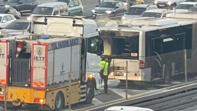 Küçükçekmece Florya Metrobüs Durağında bir metrobüsün arka kısmında yangın çıktı.