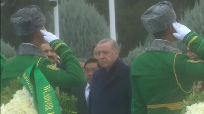 Cumhurbaşkanı Recep Tayyip Erdoğan, Türkmenistan’ın başkenti Aşkabat’ta Tarafsızlık Anıtı’na çelenk