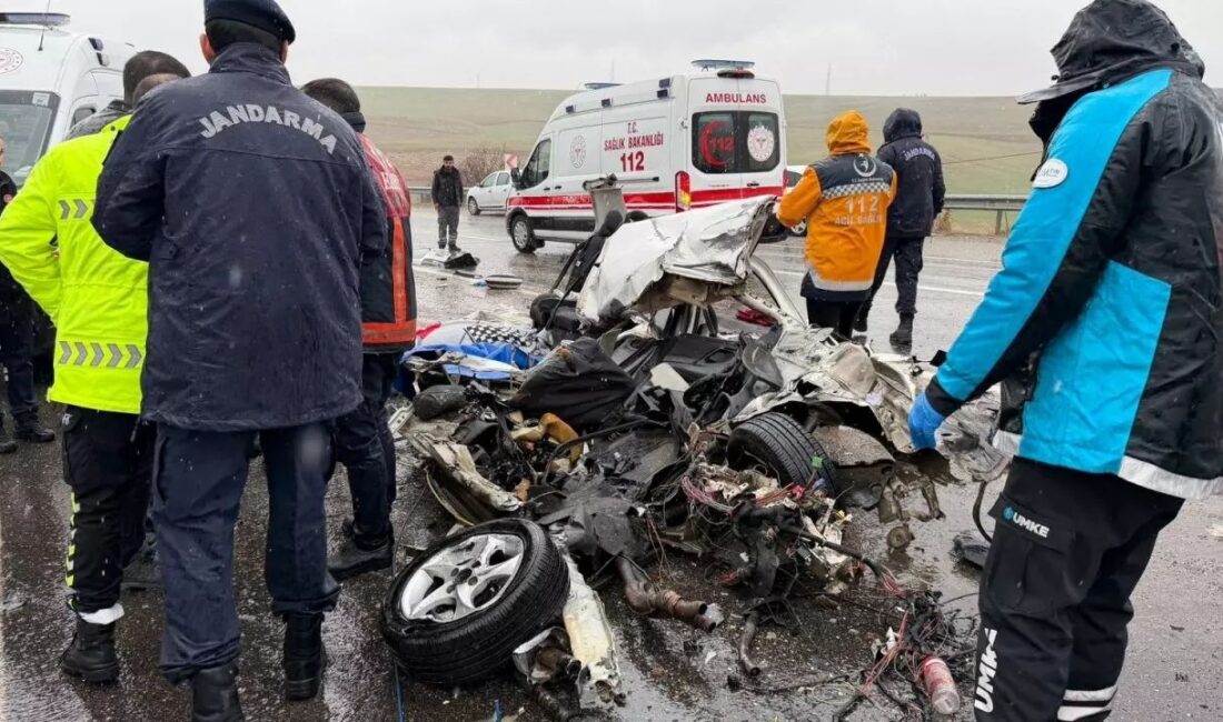 Adıyaman’ın Kahta ilçesinde yolcu otobüsü ile otomobilin kafa kafaya çarpışması