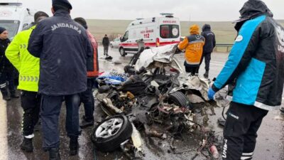 Adıyaman’ın Kahta ilçesinde yolcu otobüsü ile otomobilin kafa kafaya çarpışması