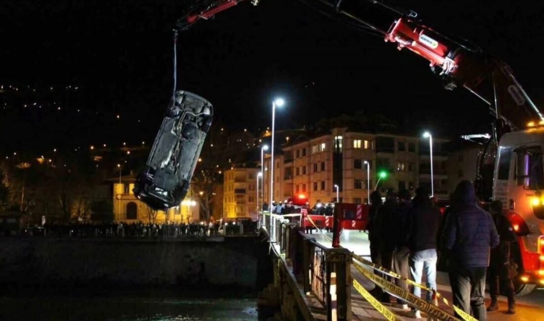 Amasya’da kontrolden çıkan otomobilin İstasyon Köprüsü’nden Yeşilırmak Nehri’ne düşmesi sonucu