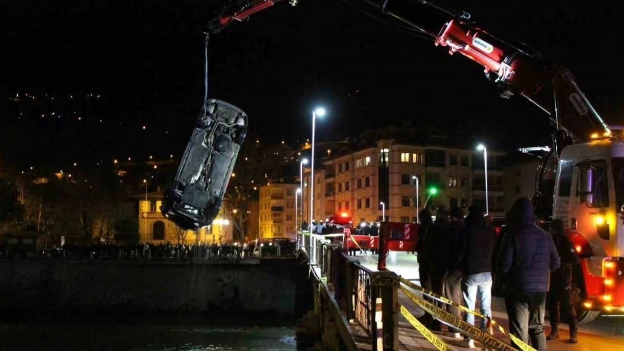 Amasya’da kontrolden çıkan otomobilin İstasyon Köprüsü’nden Yeşilırmak Nehri’ne düşmesi sonucu