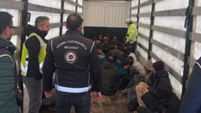 Amasya’da polis ekiplerinin durdurduğu bir TIR’ın dorsesinde 42 Afganistan uyruklu
