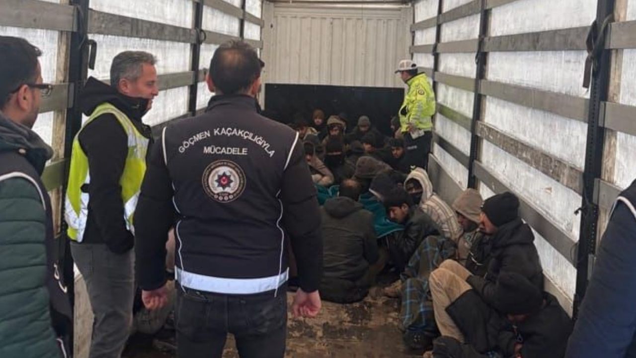 Amasya’da polis ekiplerinin durdurduğu bir TIR’ın dorsesinde 42 Afganistan uyruklu