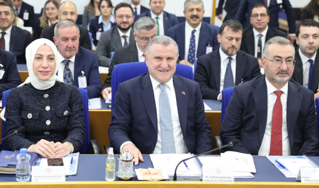 CHP milletvekilleri Gençlik ve Spor Bakanı Osman Aşkın Bak'ın salona