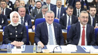 CHP milletvekilleri Gençlik ve Spor Bakanı Osman Aşkın Bak'ın salona