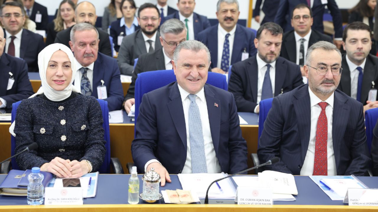 CHP milletvekilleri Gençlik ve Spor Bakanı Osman Aşkın Bak'ın salona