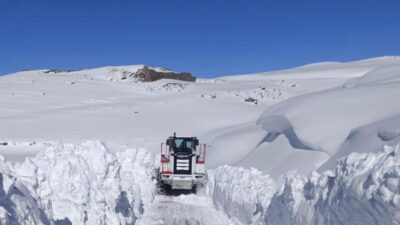 Şırnak’ın Beytüşşebap ilçesinde etkili olan kar yağışı nedeniyle yüksek kesimlerde