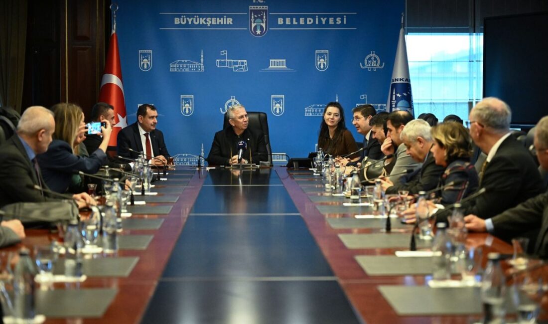 Mansur Yavaş, Anadolu’dan gelen gazetecileri makamında ağırlayarak yerel medyanın karşılaştığı