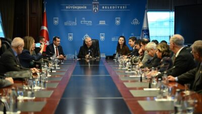 Mansur Yavaş, Anadolu’dan gelen gazetecileri makamında ağırlayarak yerel medyanın karşılaştığı