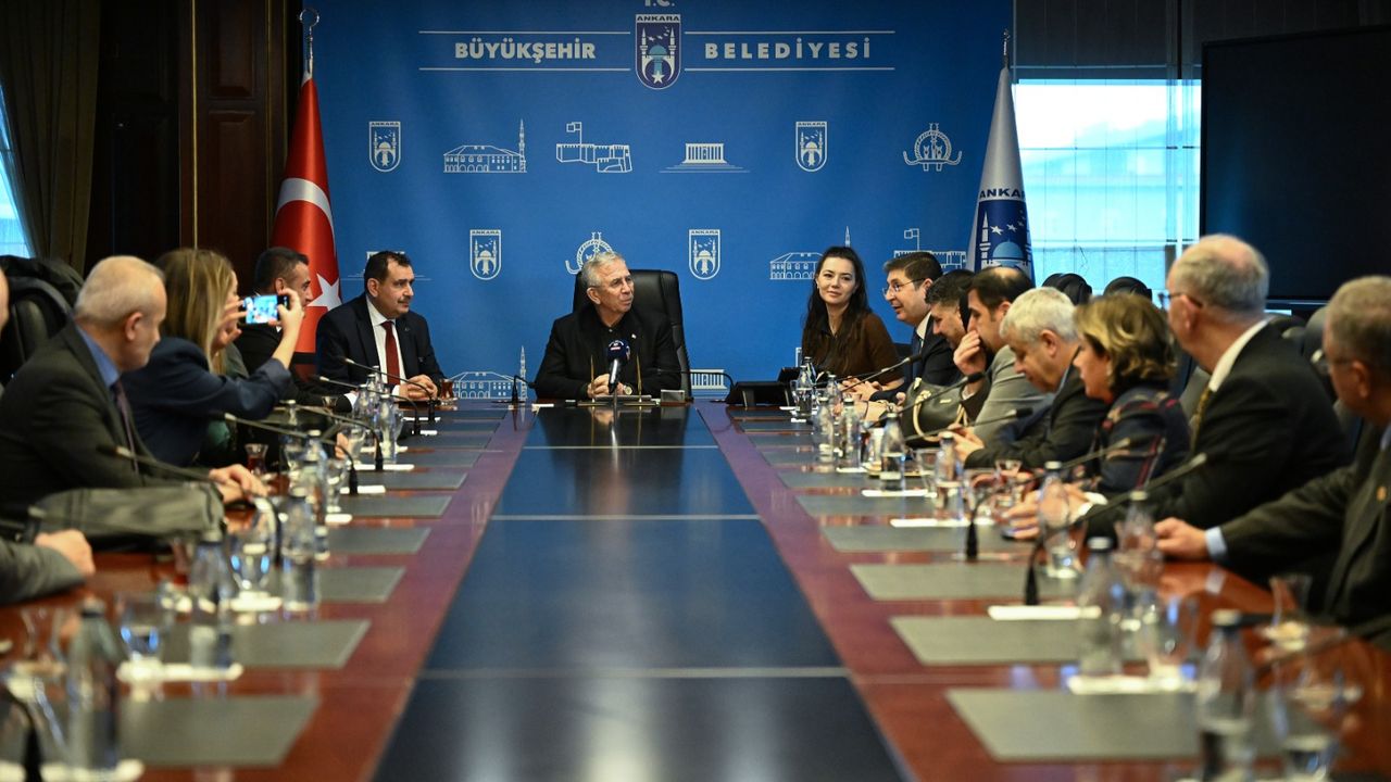 Mansur Yavaş, Anadolu’dan gelen gazetecileri makamında ağırlayarak yerel medyanın karşılaştığı