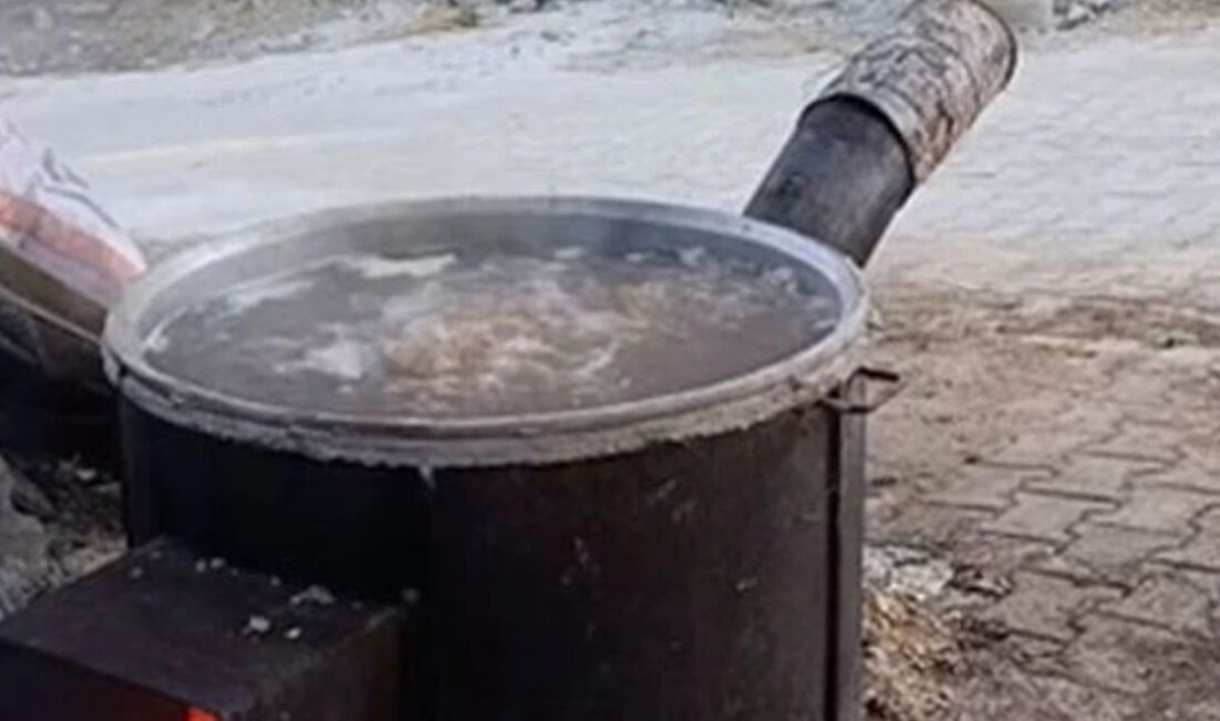 Isparta’nın Senirkent ilçesinde bağ bozumu sonrası başlayan pekmez yapımı, mahalle