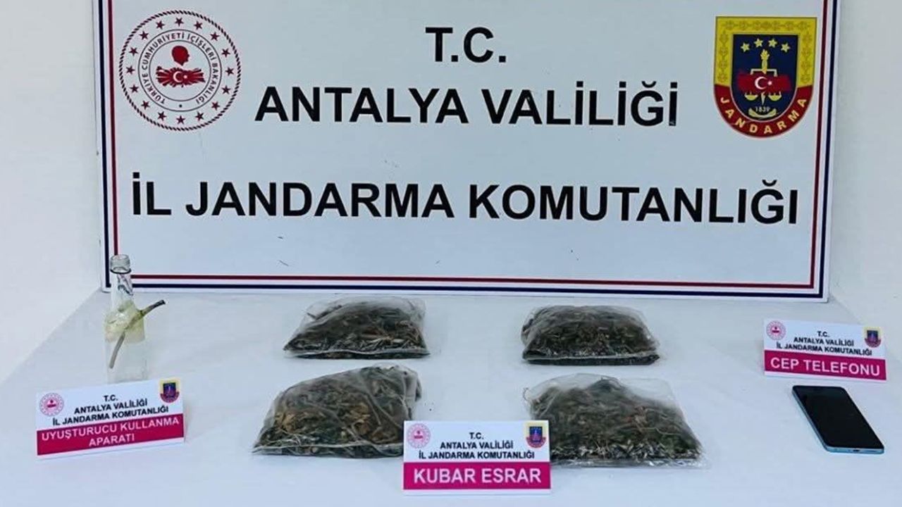 Antalya’nın Serik ilçesinde jandarma ekiplerince düzenlenen uyuşturucu operasyonunda bir şüphelinin