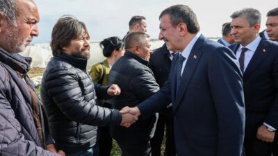 Cumhurbaşkanı Yardımcısı Cevdet Yılmaz Antalya Aksu’daki afet bölgesinde incelemelerde bulundu.