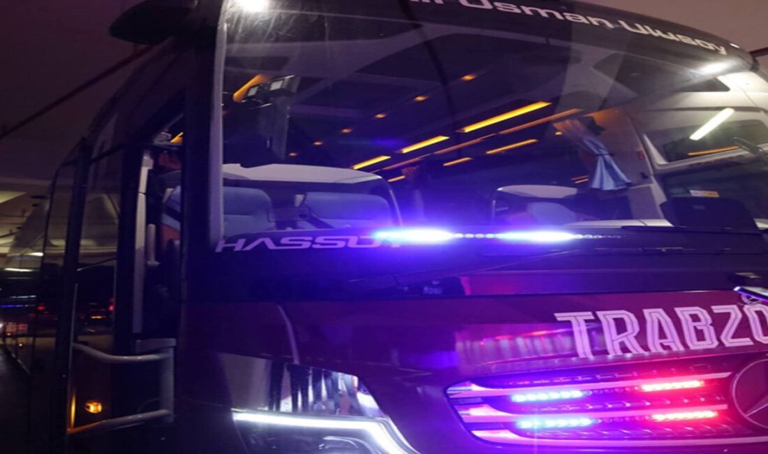 Trabzonspor’un, Hesap.com Antalyaspor ile oynayacağı karşılaşma öncesinde stadyuma giden takım