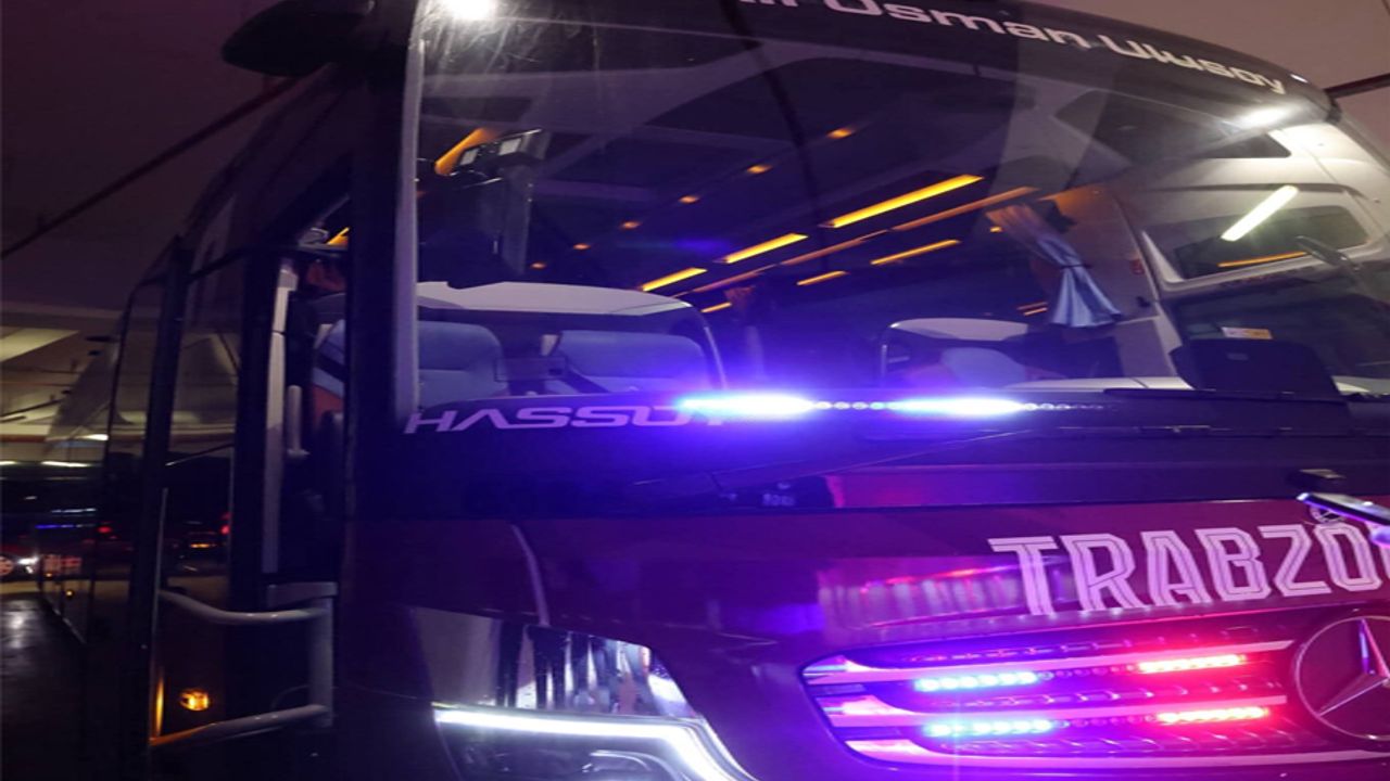 Trabzonspor’un, Hesap.com Antalyaspor ile oynayacağı karşılaşma öncesinde stadyuma giden takım