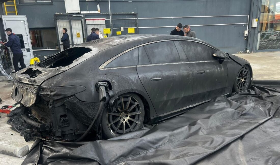 Manisa’nın Yunusemre ilçesinde elektrikli otomobilin şarj edildiği istasyonda çıkan yangın
