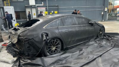 Manisa’nın Yunusemre ilçesinde elektrikli otomobilin şarj edildiği istasyonda çıkan yangın