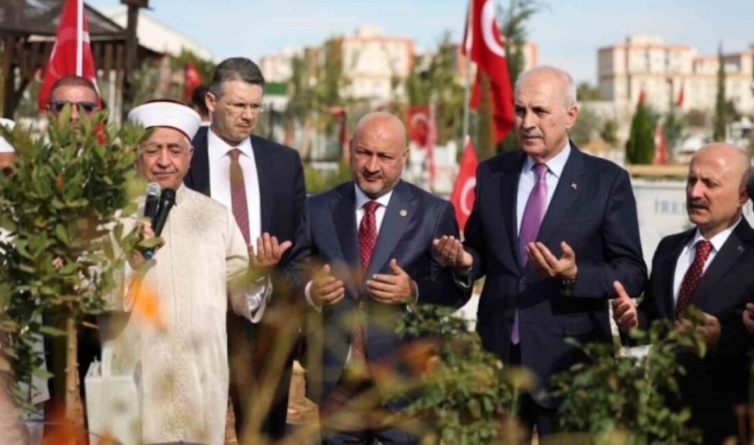 TBMM Başkanı Kurtulmuş deprem şehitleri kabristanı ziyaret etti.