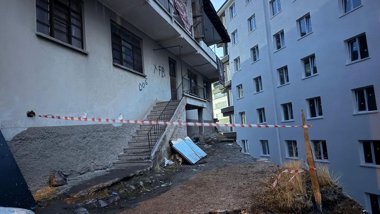 Ankara’nın Altındağ ilçesinde, inşaat kazısı sırasında temeli zarar gördüğü belirlenen